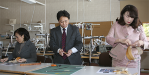 Osanottajat kokeilivat valmistaa korva- ja rintakoruja tuohesta. Yläkuvassa Kumiko Hiltunen, Masato Kato ja Kayoko Fujimoto. Alakuvassa Kaori Suma ja Yasuaki Matsumoto.